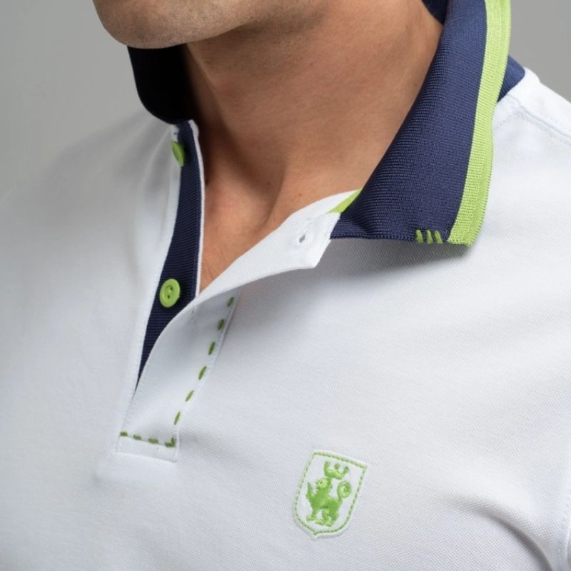 Dettaglio del colletto di una Polo uomo mezza manica con puntoni fluo